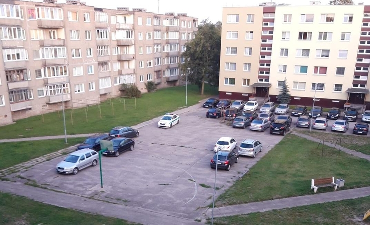 Pažeidimas: kai kurie vairuotojai automobilius palieka vaikų žaidimams skirtose zonose.