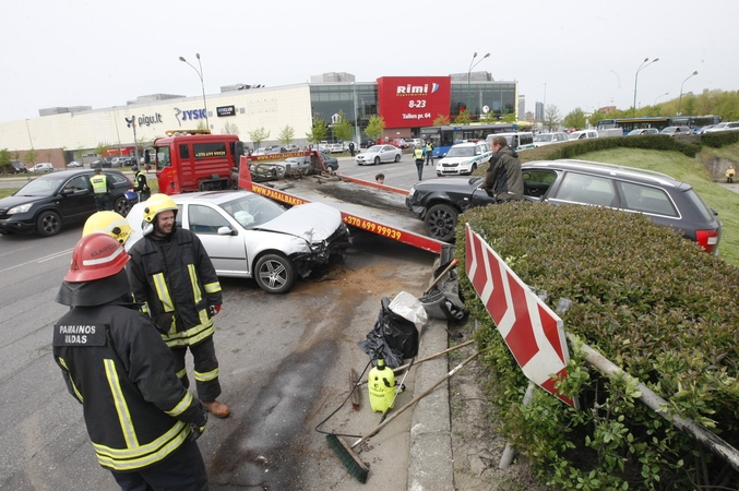 Į žiedinės sankryžos gaudyklę įlėkė automobilis
