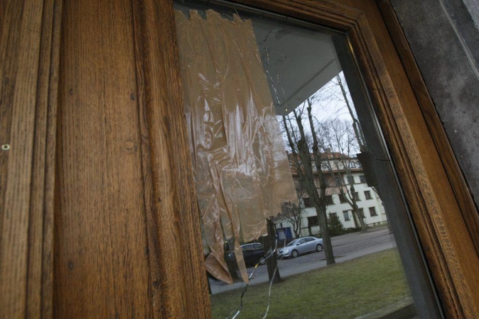 Akmenį į prokuratūrą paleido iš keršto
