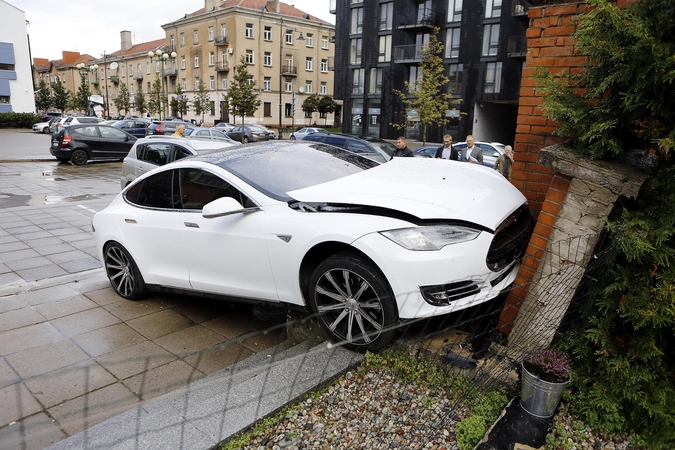 Prabangi „Tesla“ Klaipėdoje rėžėsi į sieną