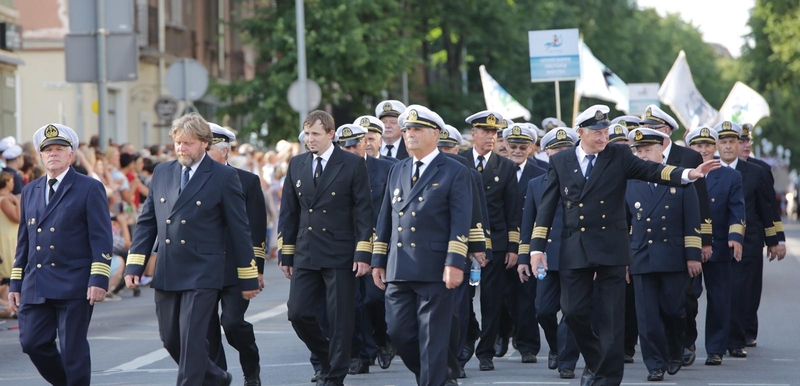 Akivaizdu: tikri jūrininkai aiškiausiai pasirodo Jūros šventės parade žengiantys su uniformomis.