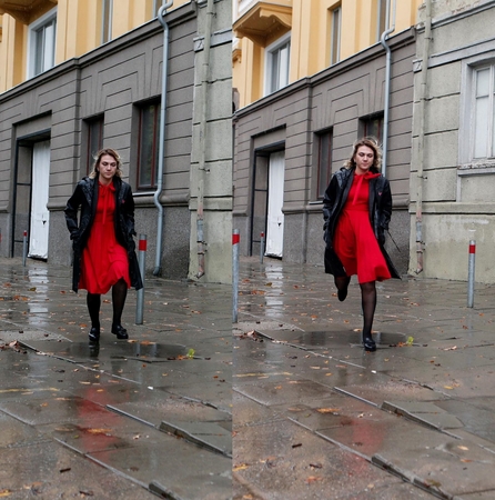 Būklė: Naujojo Sodo gatvės šaligatvis visiškai susidėvėjęs – pėstiesiems tenka laviruoti tarp pelkių. Balos susidaro ir po kai kuriomis plytelėmis.