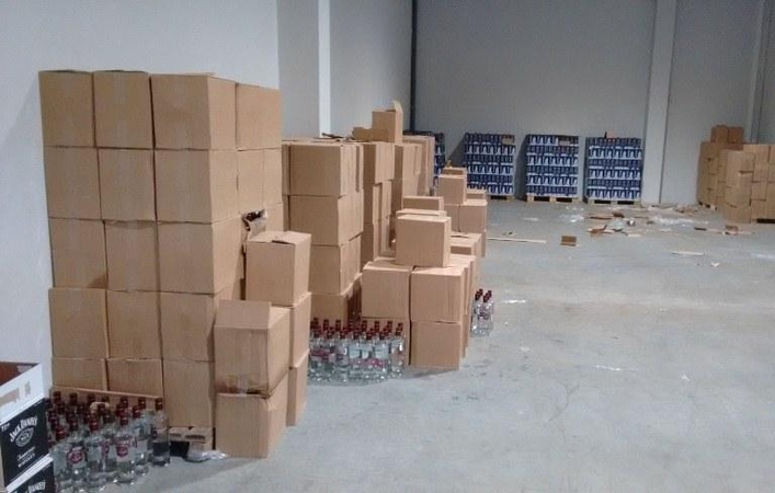 Lietuvis į Švediją bandė išvežti apie 11 tūkst. litrų degtinės