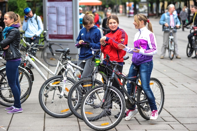 Pavojai: Lietuvoje dar nėra įprasta važiuojantiesiems dviračiu dėvėti apsaugas bei šalmą.