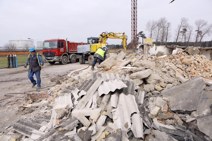 Nugriovė: vakar centriniame stadione vadinamoji VIP tribūna buvo sulyginta su žeme.