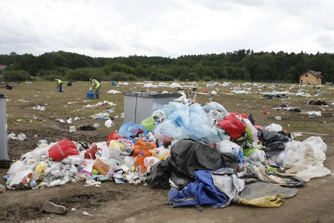 Festivalio teritorijoje mąžta šiukšlių
