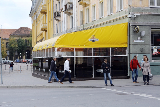 Iš miesto traukiasi kavinių terasos