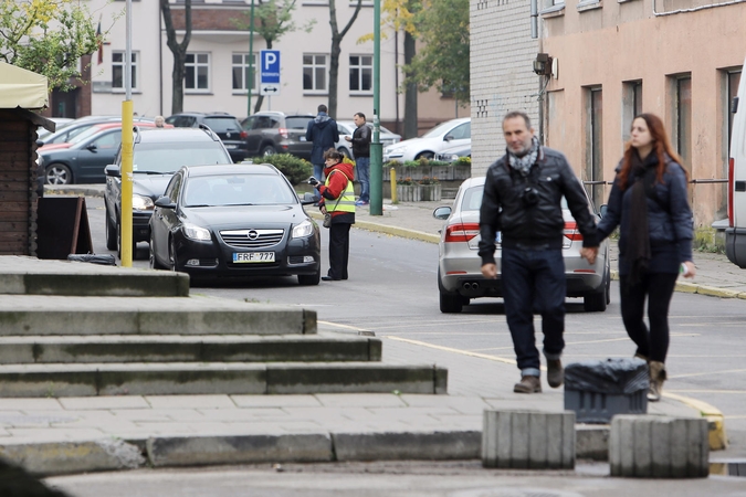 Neišgąsdino: "Senojo turgaus" darbuotojai ne tik nenugriovė užkardo, kaip buvo reikalauta, bet ir toliau renka mokesčius už įvažiavimą į turgavietės teritoriją.