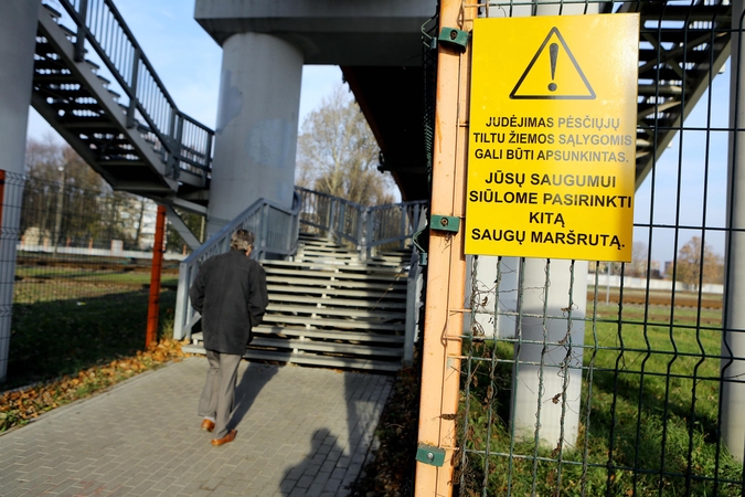 Uždraudė riboti eismą pėsčiųjų tiltu