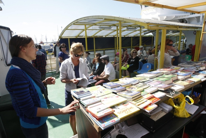 Staigmena: vakar keltu plaukusiems žmonėms į rankas keliavo bibliotekos knygos ir dienraštis „Klaipėda“ .