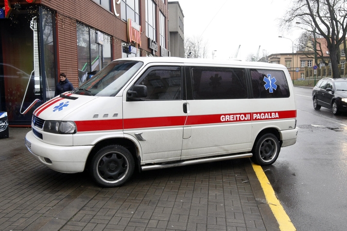 Valdininkai nerado teisės akto, kuris draustų bet kam ant automobilio užrašyti "Greitoji pagalba".