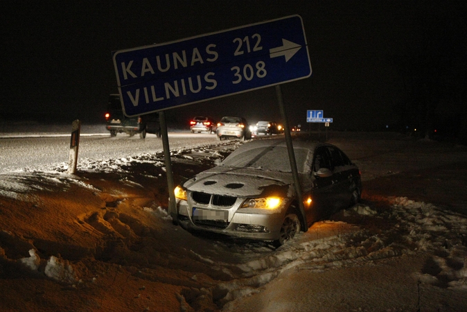 Trečiadienį vakare uostamiesčio gatvėse sniegas sukėlė tikrą sumaištį.