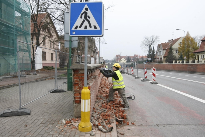 Klaipėdoje griuvo dalis tvoros