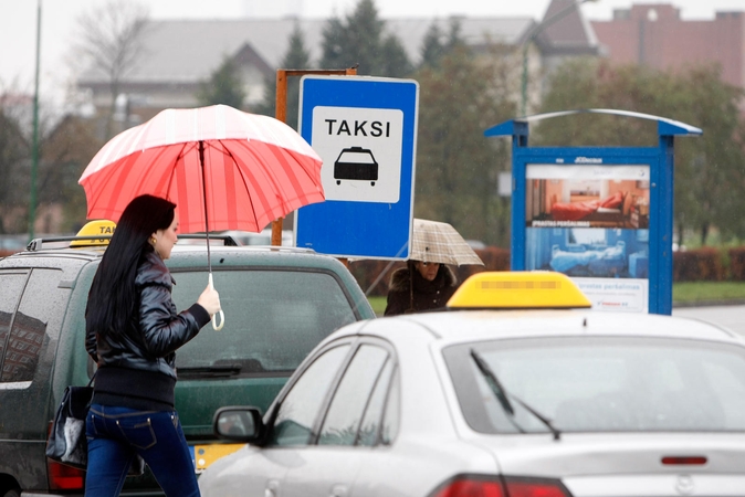 Kontrolierė įpareigojo nutraukti moteris žeminančią taksi reklamą