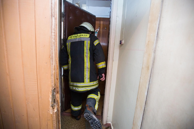 Ugniagesiai ir policija ieškojo lavono