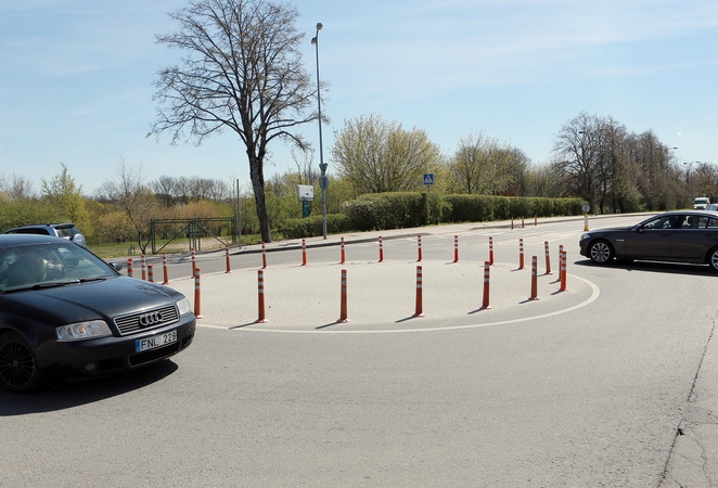 Iniciatyva: Kretingos ir Klaipėdos gatvių žiedinėje sankryžoje stulpelius siūloma pakeisti betoniniais blokeliais.