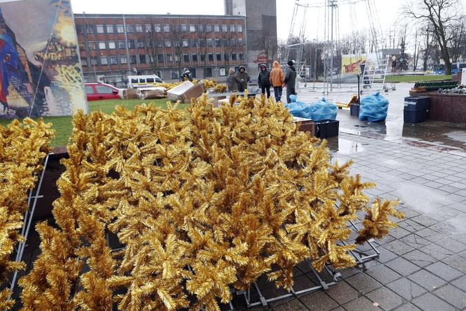 Pradėta montuoti "auksinė" eglutė