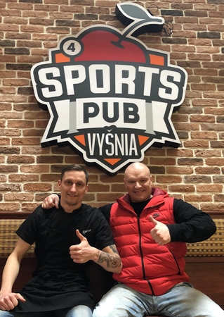 Pokyčiai: virtuvės profesionalas, garsus uostamiesčio šefas E.Jerumbauskis (kairėje) į "Vyšnios" restoranų meniu įnešė naujų, gurmaniškų vėjų.