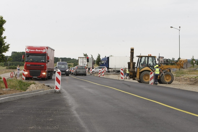 Eiga: dalis Jūrininkų prospekto jau išasfaltuota, tad darbai persikėlė į kitą pusę.