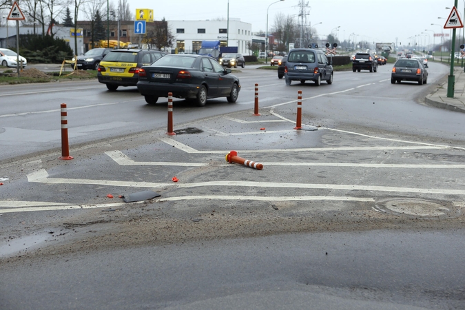 Situacija: sulaužytą stulpelį pakeitus nauju problema išspręsta nebūtų, mat, siekiant užtikrinti eismo saugumą, sankryžą būtina modernizuoti.