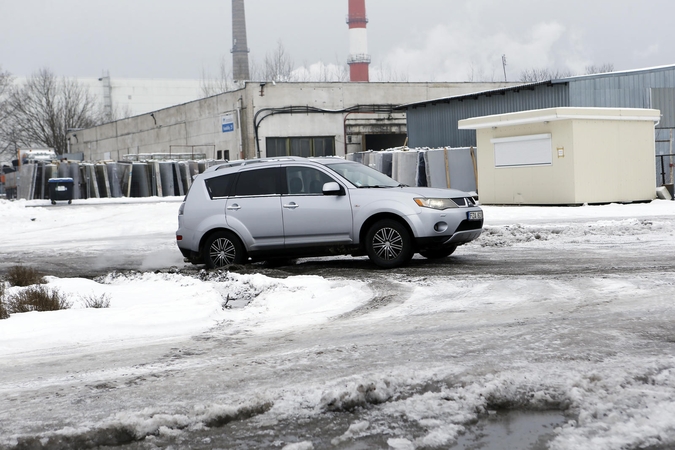 Situacija: dėl pasenusių, duobėtų kelių buvusios prekybos bazės teritorija primena kliūčių ruožą.