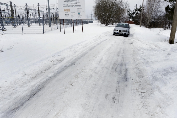 Pavojus: gyventojai piktinasi esą prastai prižiūrėtais rajono keliais.