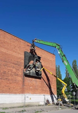 Dvejonės: gal darbininkai "Plaukiką" krapštė nuo sienos kiek įmanoma atsargiau.