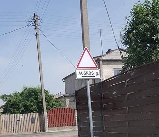 Nuomonės: į klaidingai pritvirtintą ženklą vairuotojai žvelgia skirtingai.