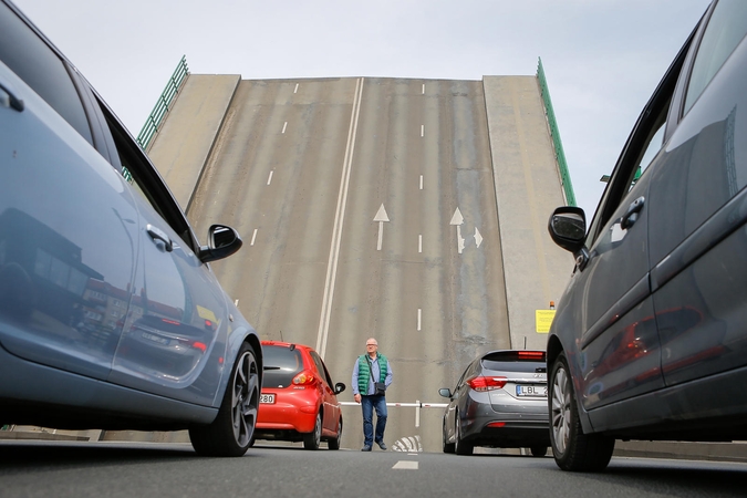 Nustebino: viešajame konkurse bendrovė "Gatas" už vieną navigacinį Pilies tilto pakėlimą paprašė tik 61 cento, o iki tol tokia pat paslauga miestui kainuodavo 31 eurą.