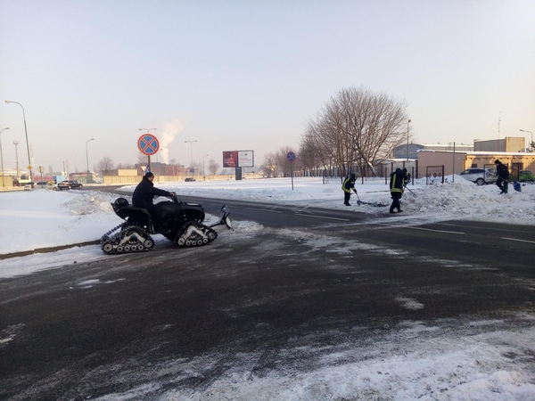 Kas gaisrininkams sutrukdė kasti sniegą?