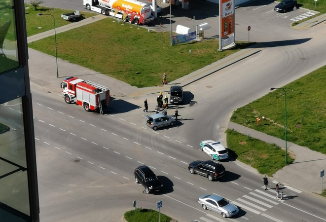 Prie prekybos centro BIG susidūrė du automobiliai
