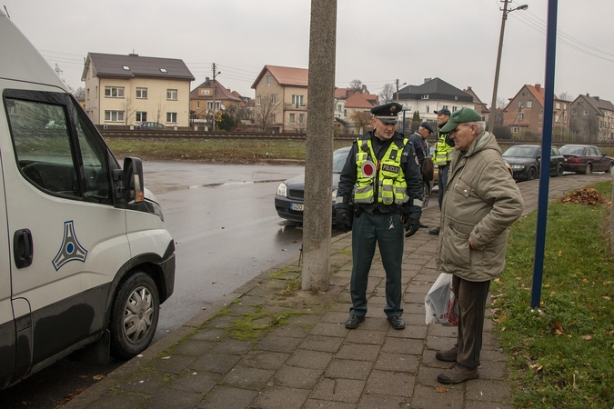 Uostamiesčio policininkai gaudė einančius per bėgius