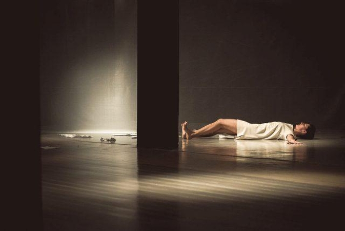 Scena iš „Studium Teatralne“ (Lenkija) spektaklio „Deadline“(rež. Piotras Borowski's).
