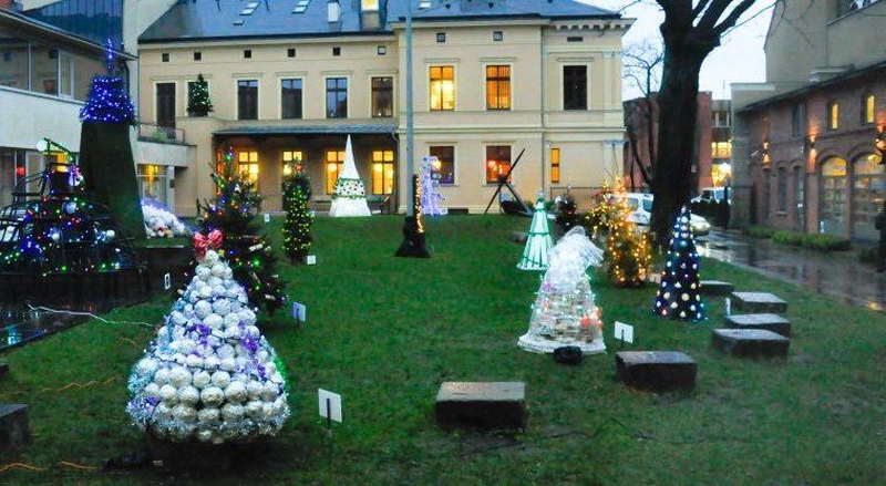 Bibliotekos kiemelyje įsižiebs kalėdinės eglutės