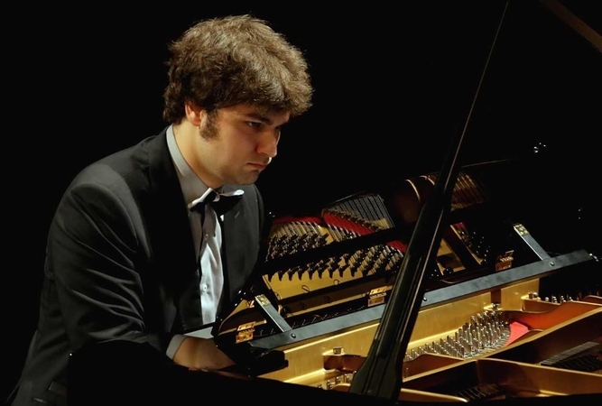 L.Geniušas.