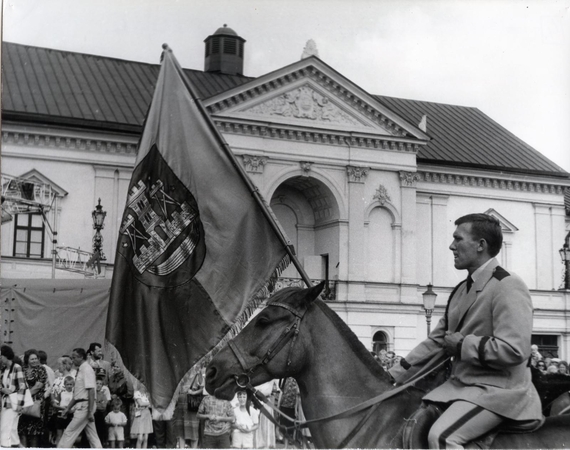 Klaipėdos miesto vėliava Teatro aikštėje. 1992 08 01.