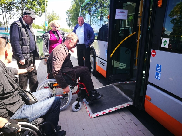 Įsikūnijo: Klaipėdos autobusų parko vairuotojai įsitikino, kad, net ir nuleidus specialių pandusą, įvažiuoti į autobusą su neįgaliojo vežimėliu yra gana sunku.