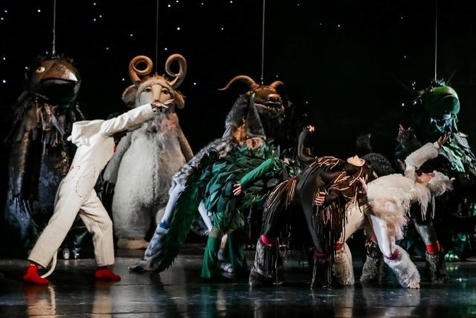 Scena iš Klaipėdos muzikinio teatro šokio spektaklio „Ten, kur gyvena pabaisos“.