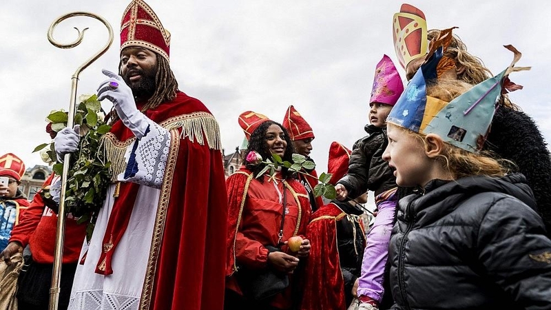 Kalėdų tradicijos: pamatę juodaodį Kalėdų Senelį, nustemba ir afroamerikiečiai