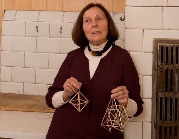 M.Liugienė šiaudinius sodus riša jau daugiau nei 40 metų.