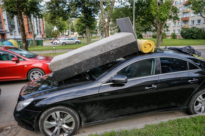 Chuliganų įžūlumui nėra ribų: ant mersedeso užmetė sofą