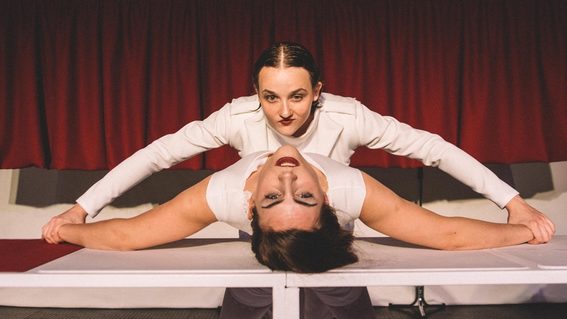 Scena iš Apeirono teatro spektaklio „Kultas“ (rež. G.Kazlauskaitė ir E.Kazickaitė).
