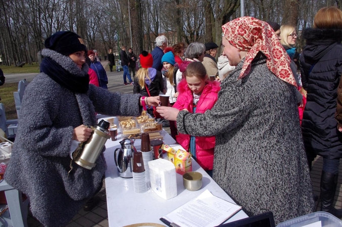Pavasarinė „Vynerio arbatėlė“ Klaipėdos skulptūrų parke jau tapo tradicija.