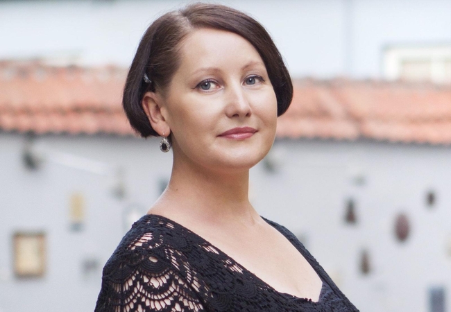 Solistė N.Petročenko atlieka tiek senąją, tiek klasikinę kūrybą.