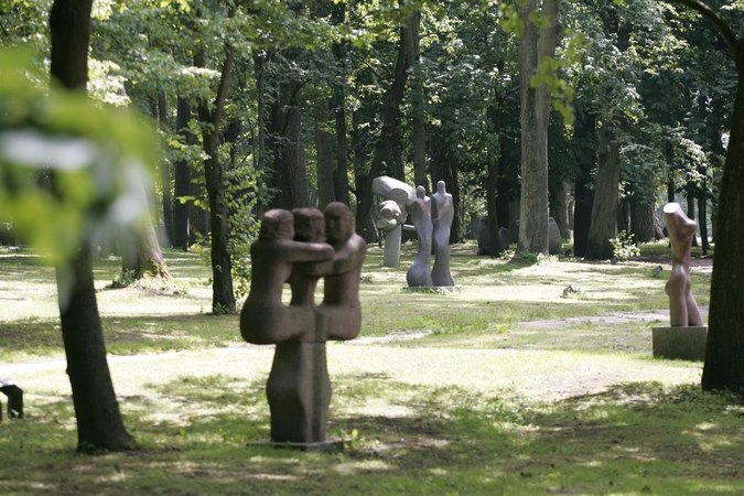Tradicija: Klaipėdos skulptūrų parke jau nebe pirmi metai vyksta renginiai, puoselėjantys J.L.Wienerio atminimą.