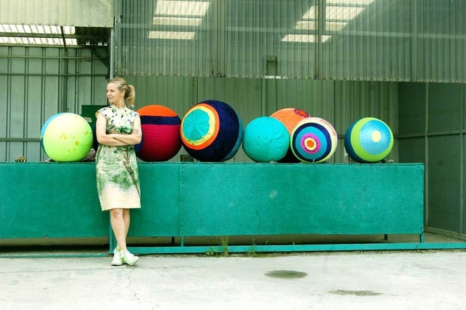 Grafikė Ž.Jasaitytė-Bessonova tyrinėja filosofines, fenomenologines reiškinių reikšmes.