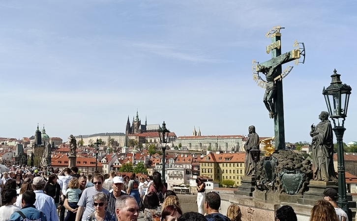 Klausimėlis: įdomu, kaip 600 metų senukas – nagi, Karolio tiltas – kasdien atlaiko tokią turistų spūstį?