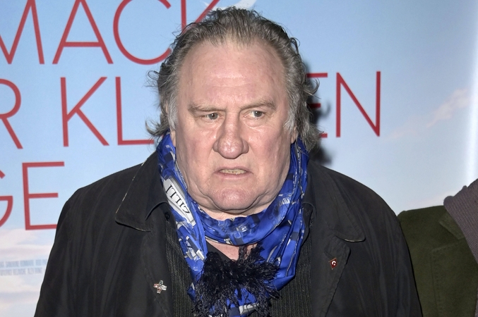 Gerardas Depardieu atvyko į Paryžiaus teismą, kur bus nagrinėjama byla dėl lytinių nusikaltimų