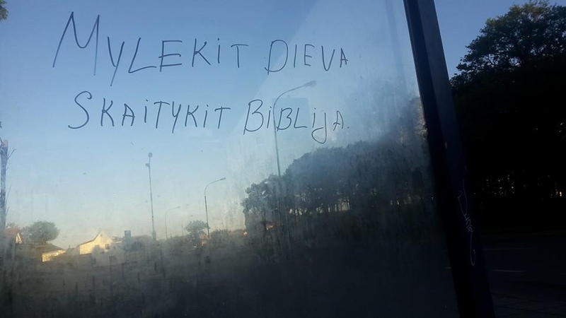 Religiniai fanatikai pažymėjo ir stotelę