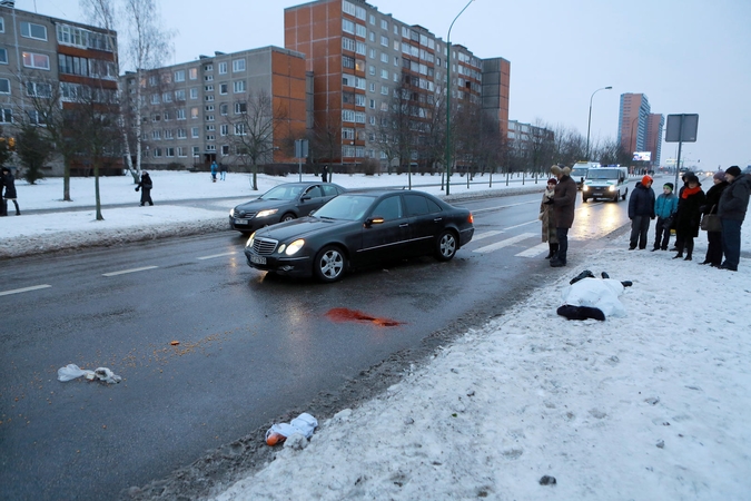 Automobilis mirtinai sužalojo per pėsčiųjų perėją ėjusią moterį